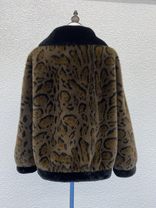 Leopard print colorblock plush coat - a fusion of retro wildness and fashionable luxury, creating an eye-catching look in multiple scenes