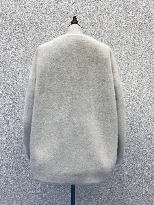 White plush embroidered coat - elegant and refined style, creating a gentle and eye-catching winter look